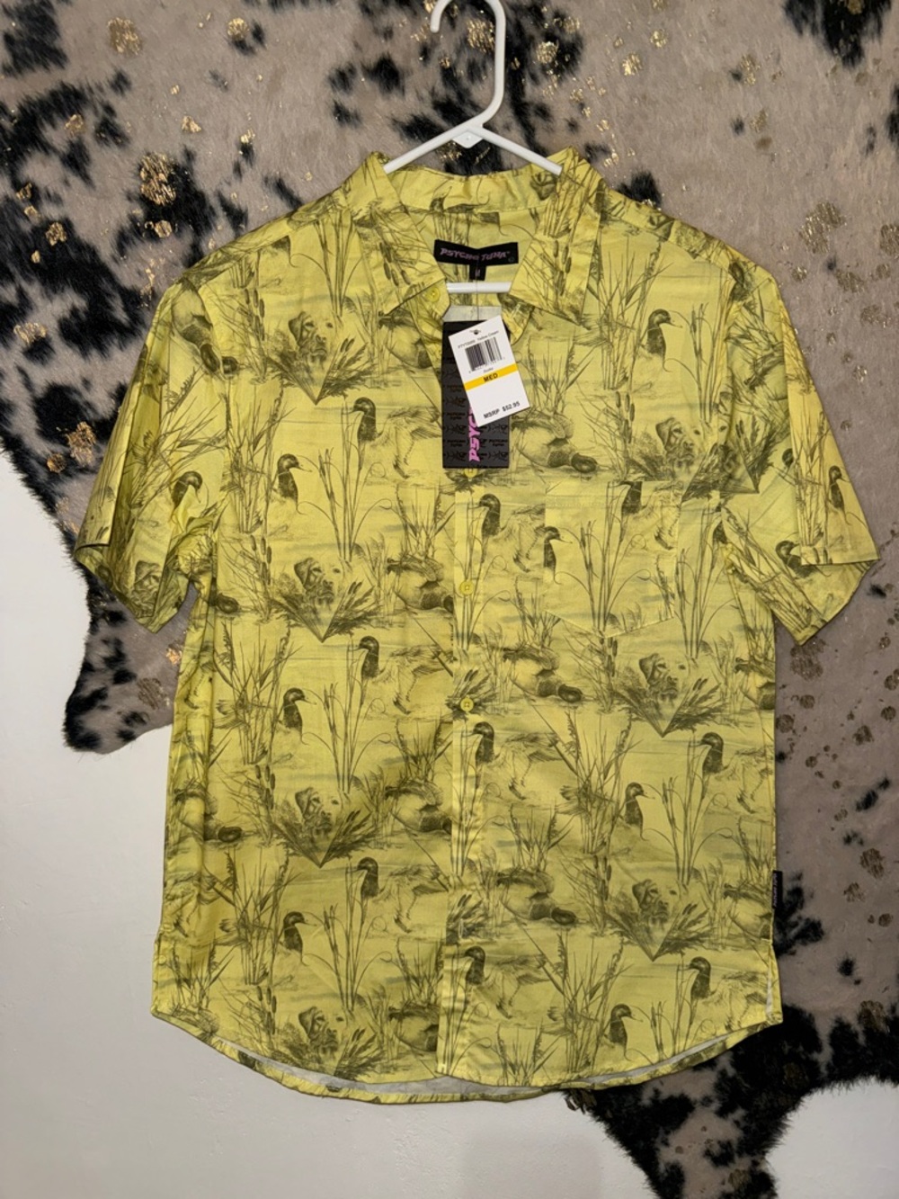 Buckle Yellow Short-Sleeve Printed Button-Down Shirt